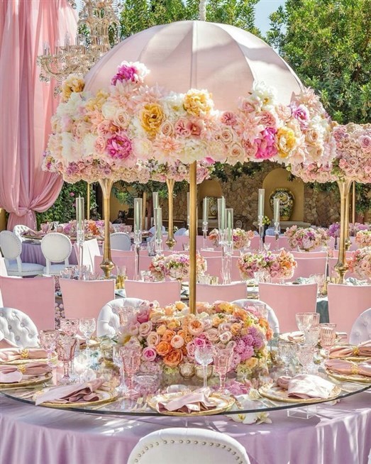 ديكور حفل الزفاف من اللمسات المميزة والمبتكرة المعتمدة على المظلات