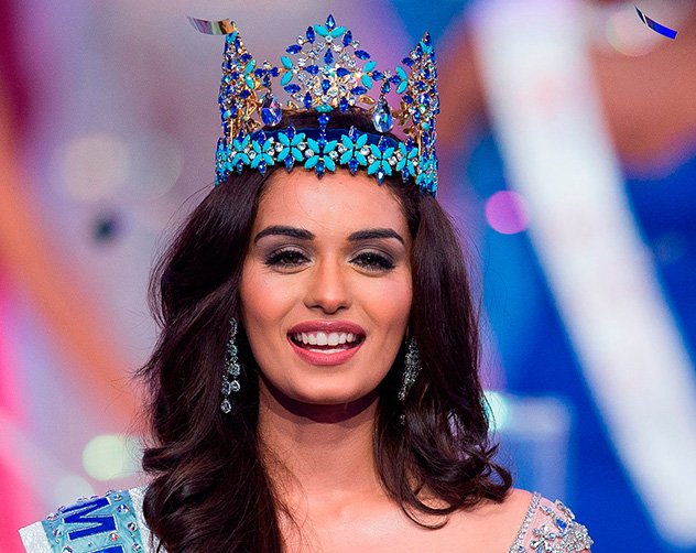 ملكة جمال العالم للعام 2017 الشابّة الهنديّة Manushi Chillar في حفل أقيم في سانيا الصين