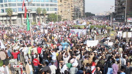 مصرية مسيحية تسلم أمام متظاهري مليونية الشرعية والشريعة