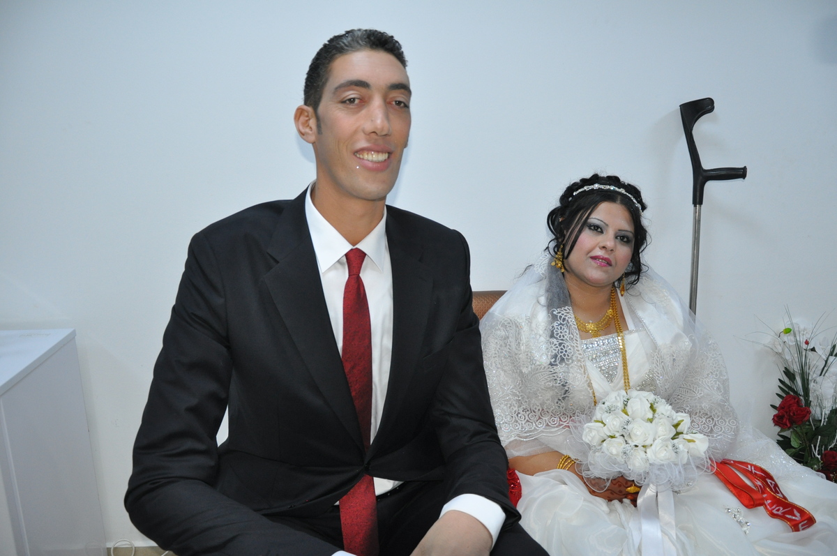 فيديو و صور لحفل زفاف أطول رجل بالعالم من شابة سورية 