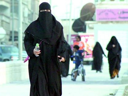 سعوديات يزاحمن الرجال باقتحام مجال "التعقيب" !