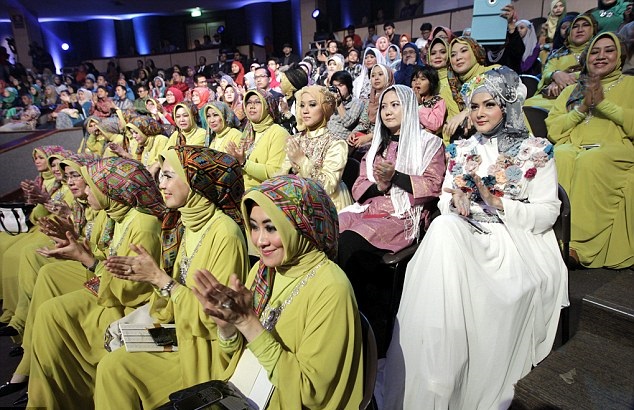 صور لمسابقة ملكة جمال العالم الإسلامي 