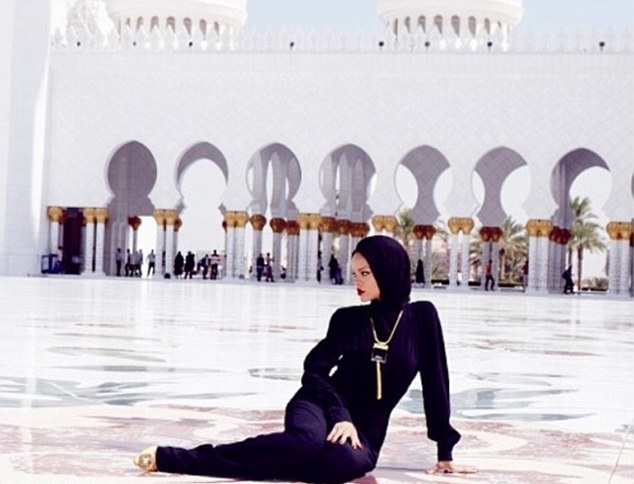 ريهانا تلتقط صور في مسجد الشيخ زايد دون مراعاة لمكانة الجامع وحرمته 
