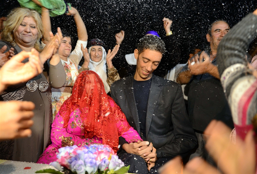 فيديو و صور لحفل زفاف أطول رجل بالعالم من شابة سورية 