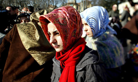 المحاميات التركيات يرتدين الحجاب بالمحاكم