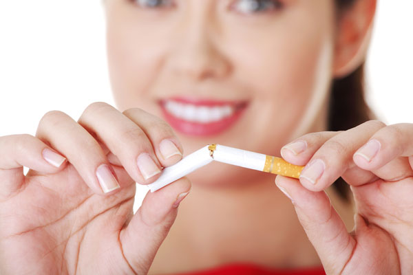 إقلاع المرأة عن التدخين يزيد في عمرها