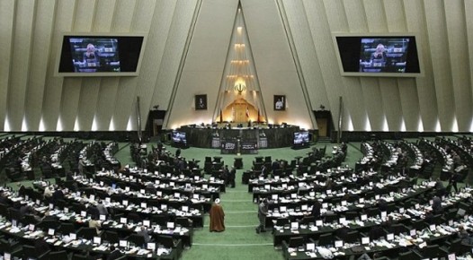 البرلمان الإيراني يقر قانوناً يصعّب على المرأة الحصول على جواز سفر!