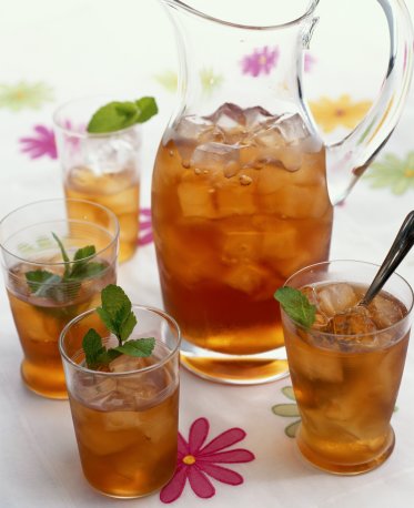 أفضل سبع وصفات لتحضير الشاي المثلج في فصل الصيف الحار