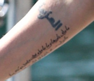 " العزيمة " وشم باللغة العربية على يد أنجليبنا جولي 