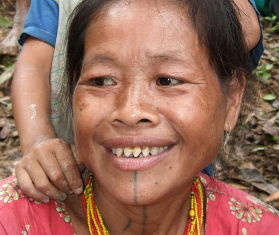 قبيلة اندونيسية تعتقد أن الاسنان المنحوتة تزيد من جمال النساء