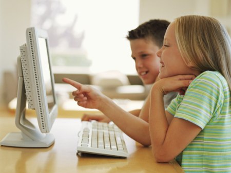 سلامة أطفالنا على شبكة الإنترنت 