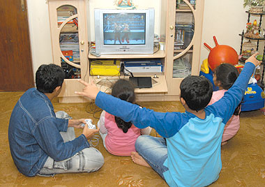الألعاب الإلكترونية تهدد الأطفال بالصرع وضعف المناعة