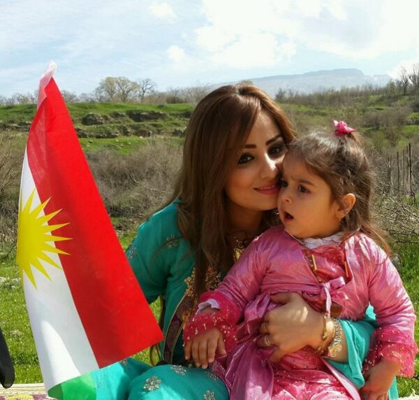 آخر صور لبرواس حسين مع ابنتها و زوجها في عيد نوروز الكردستاني ! (1)