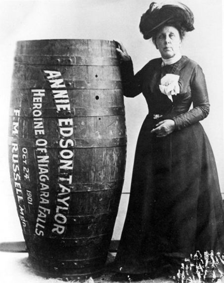 آني أديسون تايلور، أول شخص  استطاع البقاء على قيد الحياة من خلال عبور شلالات نياغارا في برميل، 1901