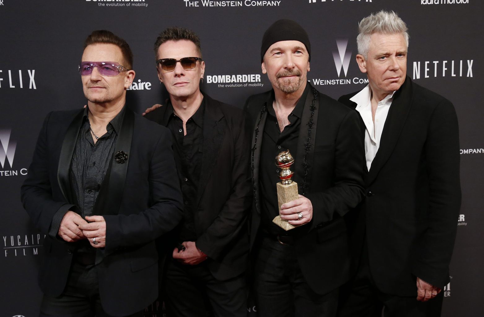 أعضاء فريق U2 مع جائزة أفضل أغنية فيلم عن فيلم  Mandela- Long Walk to Freedom  وأغنية Ordinary Love