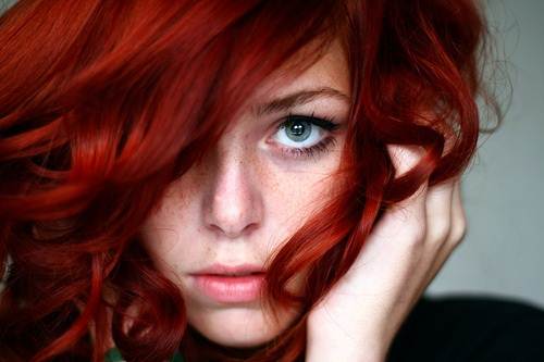 إجعلي لون شعرك أحمر لامع بالخلطات الطبيعية  (4)