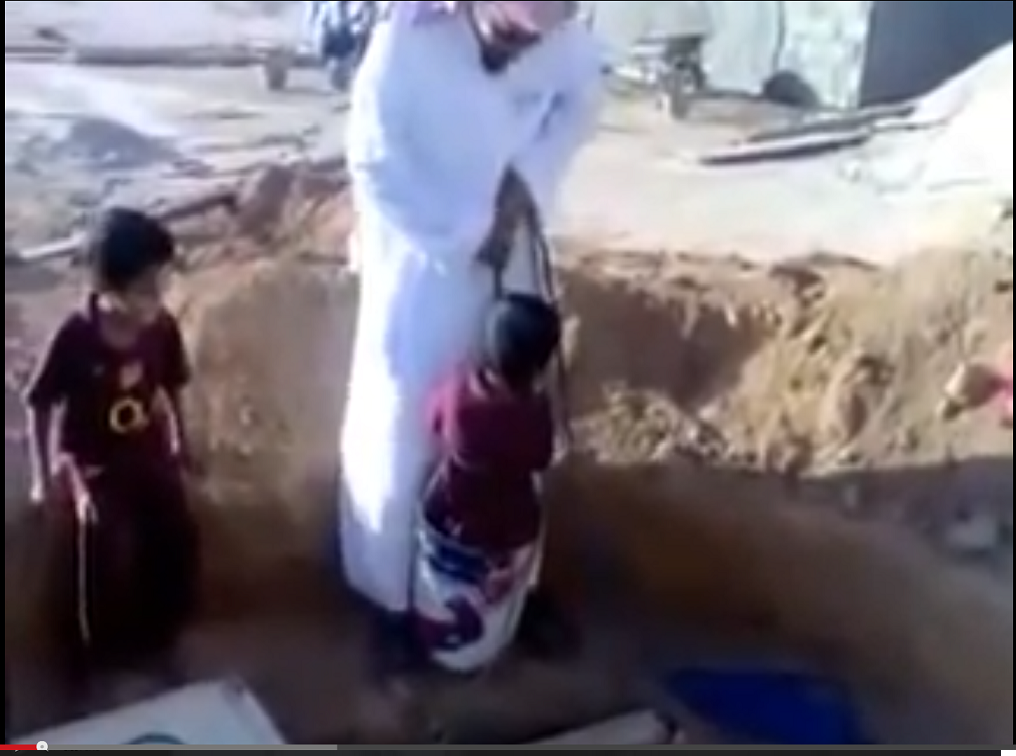 بعد قضية سقوط لمى في البئر ، أب ينشر فيديو وهو يُدخل ابنه بـ"سطل" داخل بئر!!
