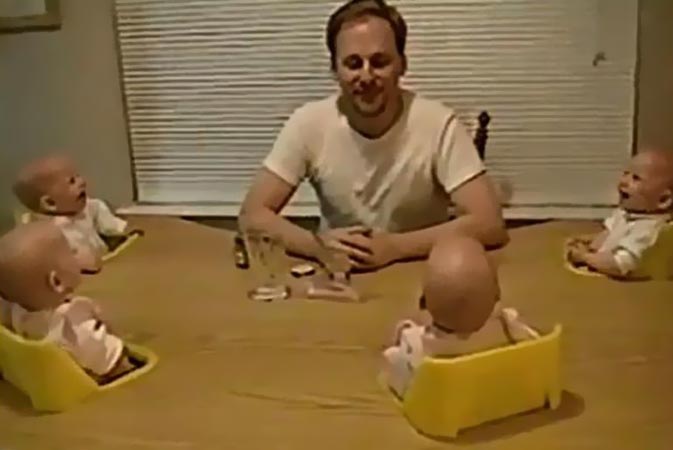 فيديو لأب يضحك توائمه الأربعة 