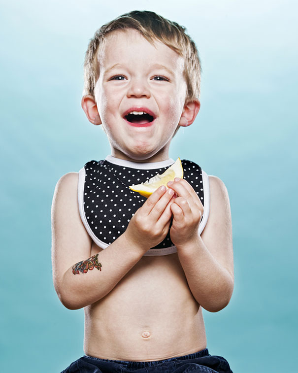 اطفال يتذوقون الليمون للمرة الاولى في حياتهم 