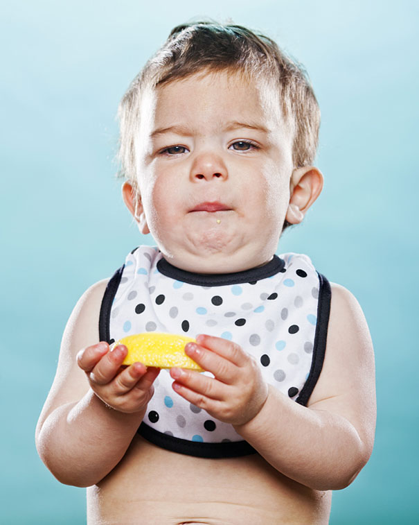 اطفال يتذوقون الليمون للمرة الاولى في حياتهم 