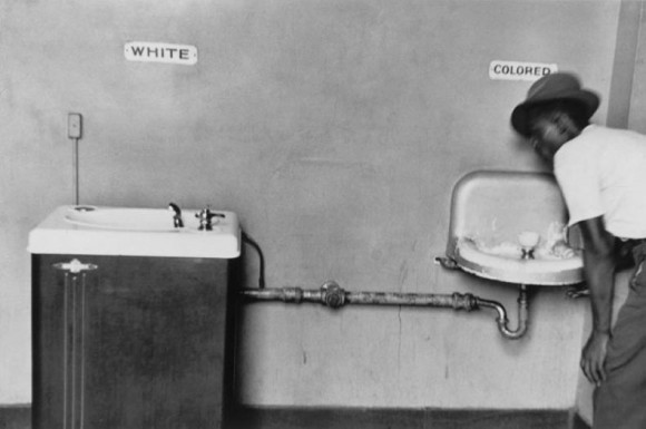التمييز العنصري الذي عاناه السود في امريكا خلال القرن الماضي
