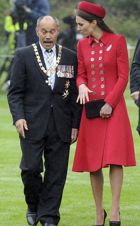 صور تألق الاميرة كيت مع ابنها بثوب أحمر يخطف الانفاس في نيوزيلندا