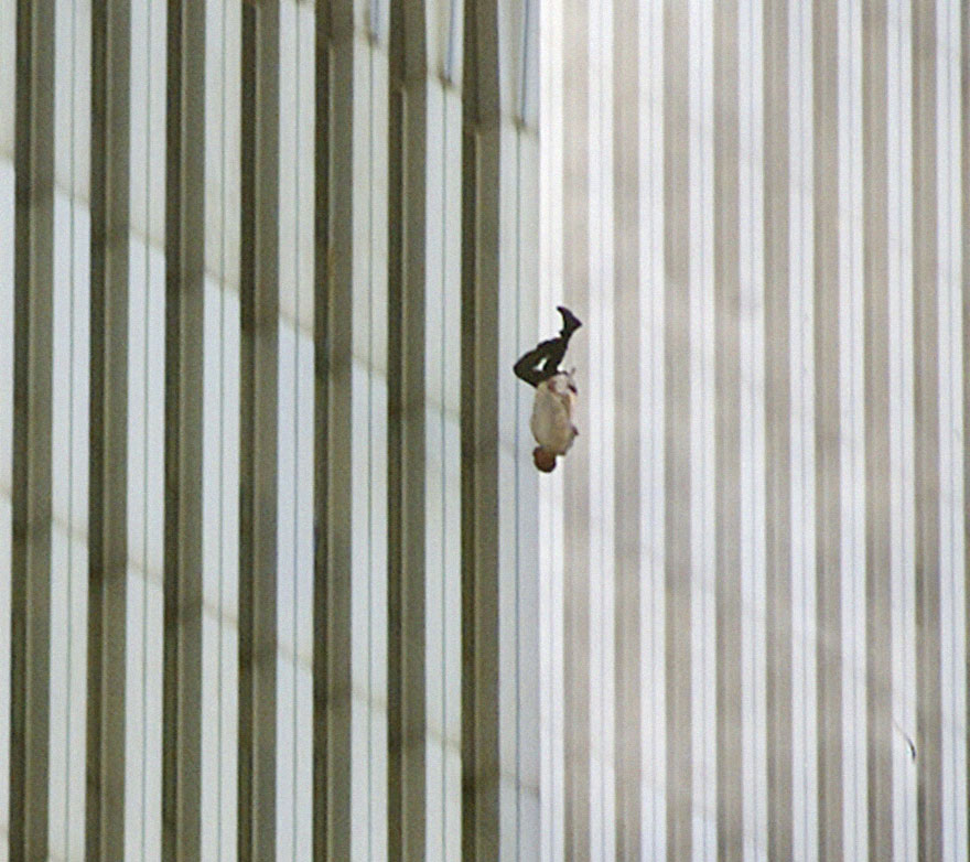 الرجل الساقط من برج التجارة خلال احداث 11 سبتمبر