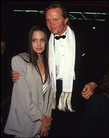 صورة لانجلينا عندما كانت في ال16 من عمرها في احدى المناسبات مع والدها الممثل حون فويت