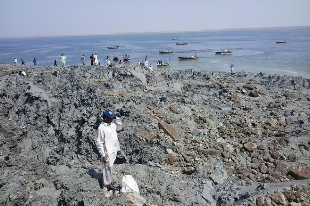 ميلاد جزيرة جديدة  في بحر العرب بعد الزلزال المدمر الذي ضرب باكستان