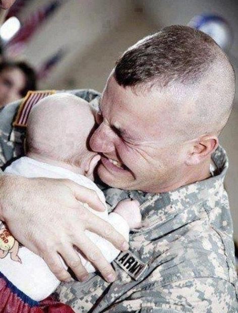 جندي يرى ابنه الرضيع للمرة الاولى