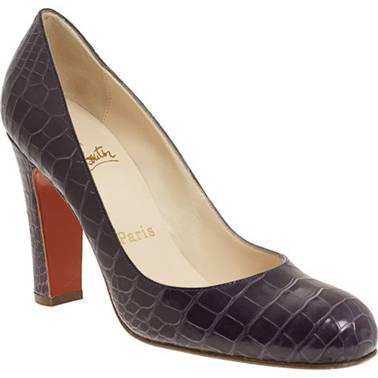 حذاء من جلد التمساح من كريستيان لوبوتين بسعر 4,645 دولار، ويأتي بأحد لونين أزرق أو بنفسجي.