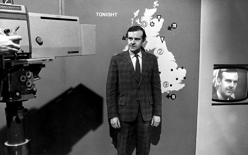 بعد إدخال التلفزيون الملون في عام 1967, بدأت BBC بعرض مجموعة جديدة من الرموز التي تشرح حالة الطقس مثل المثلثات للامطار الخفيفة والدوائر للامطار الغزيرة. في هذه الصورة نرى مذيع الارصاد Jack Foord الاكثر شعبية في تلك الفترة.