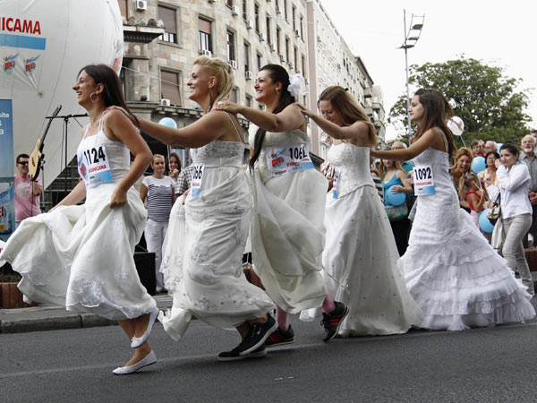 صور و فيديو لسباق العرائس لتسديد نفقات الزفاف 