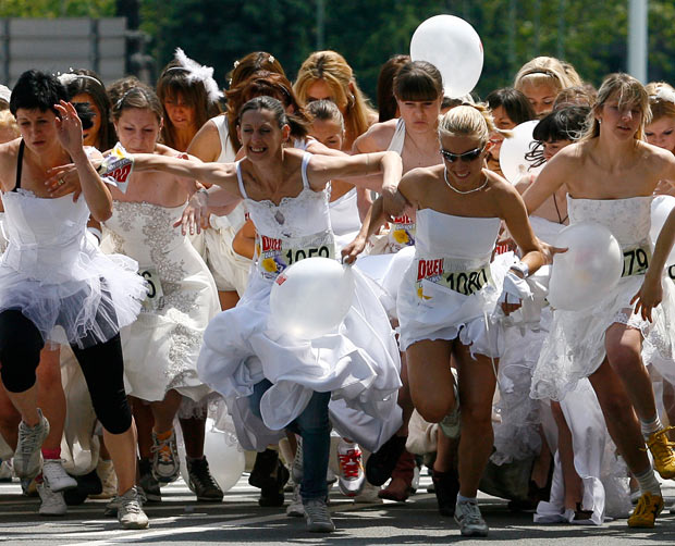 صور و فيديو لسباق العرائس لتسديد نفقات الزفاف 