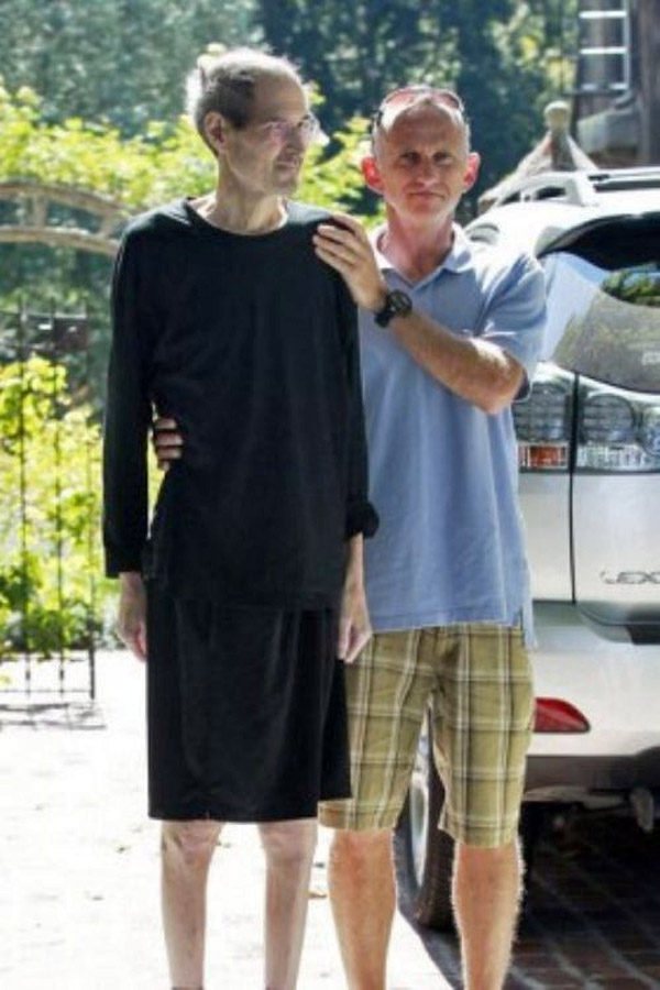 ستيف جوبز (مؤسس شركة ابل) في اخر صورة تم التقاطها له خارج منزله في ولاية كاليفورنيا في 26 أغسطس، 2011.
