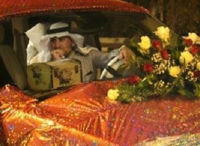 صور ،سعودية تهدي زوجها سيارة من نوع شفروليه بمناسبة ذكرى زواجهما 