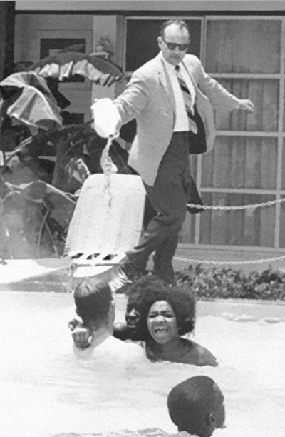 صاحب فندق يصب الاسيد في حمام السباحة يسبح به مجموعة من السود 1964