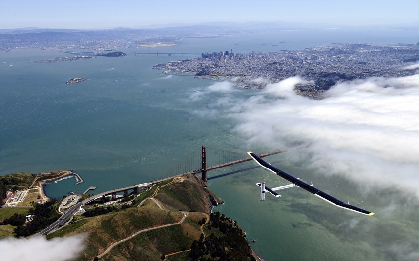 طائرة تحلق بالطاقة الشمسية فوق جسر جولدن جيت في سان فرانسيسكو خلال رحلة تجريبية