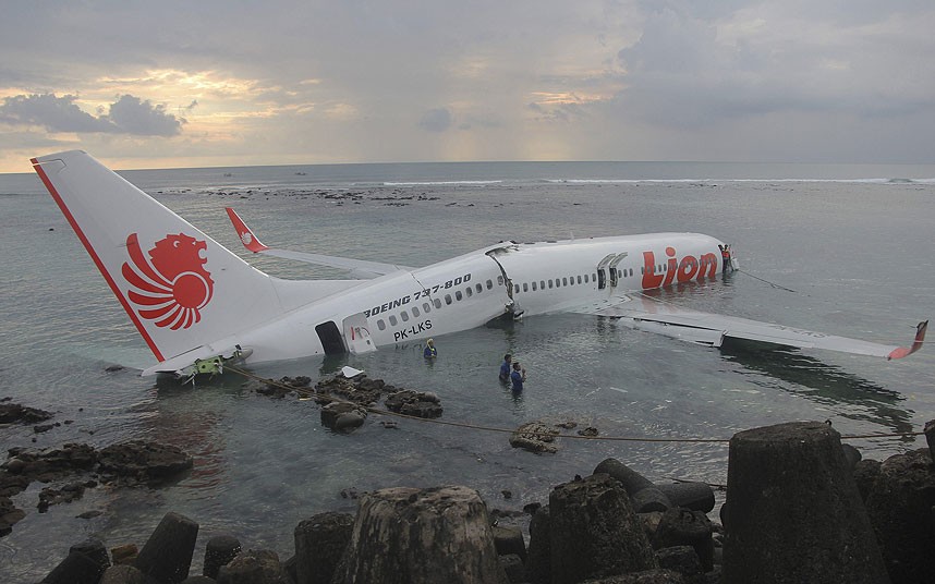 طائرة تهبط في البحر بعد ان اخطاءت المدرج في بالي-اندونيسيا