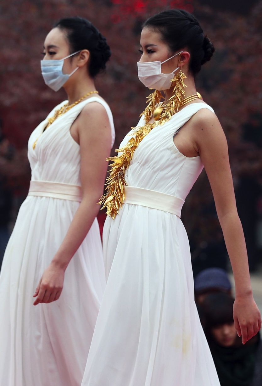 عارضات ازياء صينيات يجبرن على ارتداء الكمامات اثناء العرض خوفا من التلوث!
