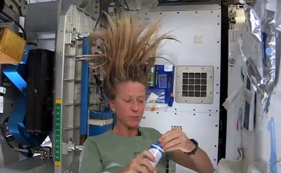 غسل الشعر في الفضاء