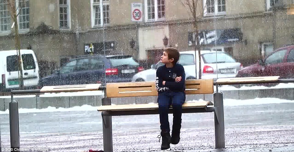 فيديو, ماذا ستفعل لو رأيت طفلا يتجمد من البرد في الشارع؟