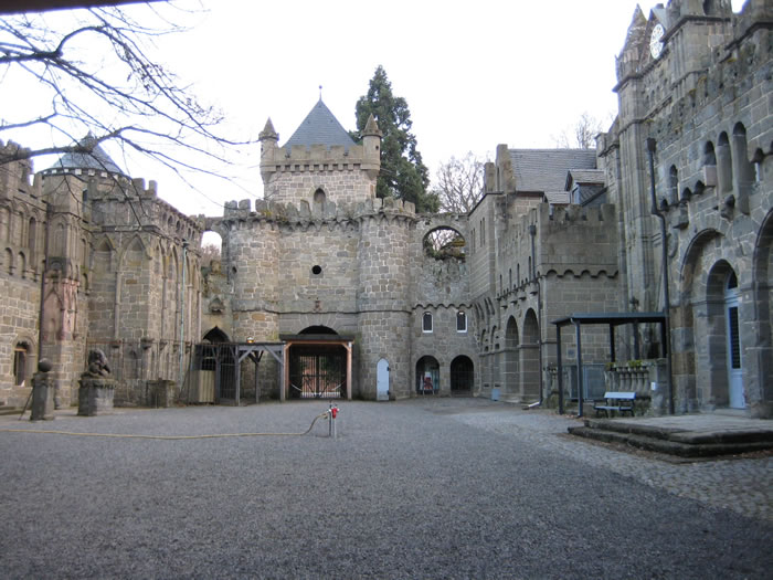 قلعة Löwenburg ديزني لاند القرن الثامن عشر !