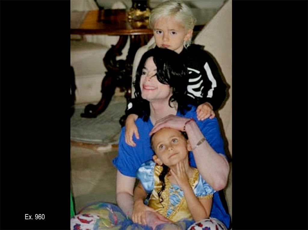 مايكل مع ابناءه