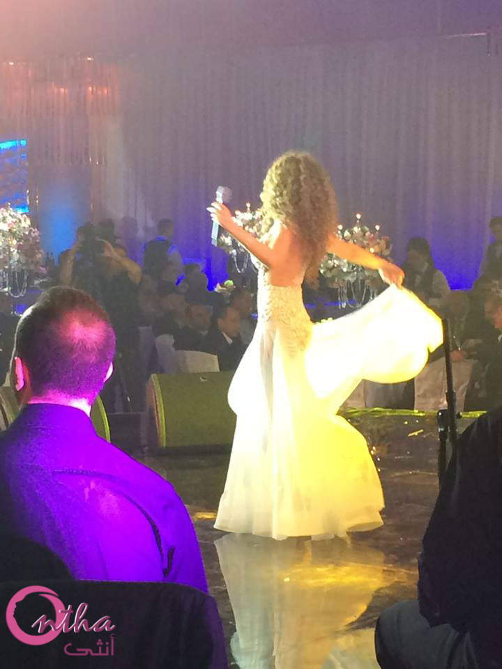 مريام فارس بفستان مثير من اللون الأبيض في حفلها بروسيا ! (3)