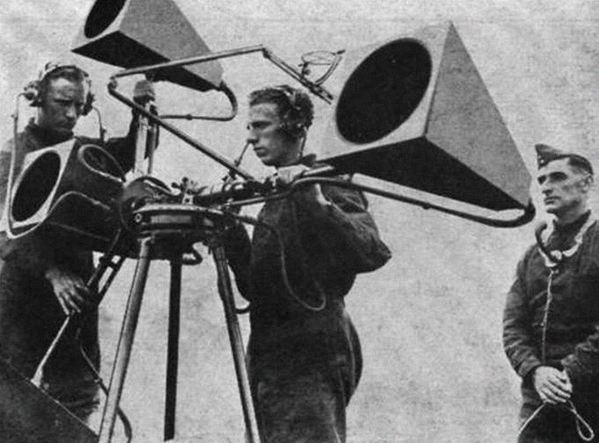 مستمع لطائرات العدو قبل اختراع الرادار 2