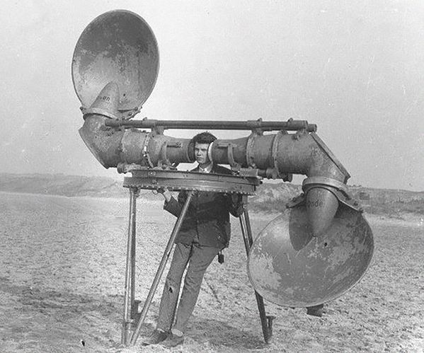 مستمع لطائرات العدو قبل اختراع الرادار