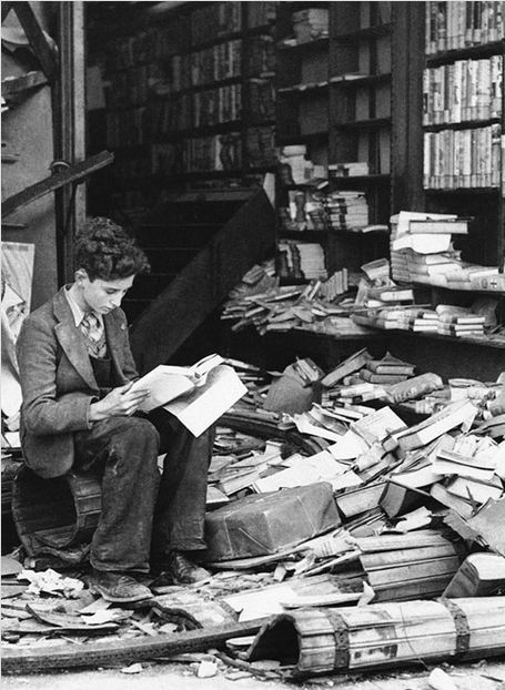 مكتبة لبيع الكتب في لندن دمرتها غارة جوية، 1940