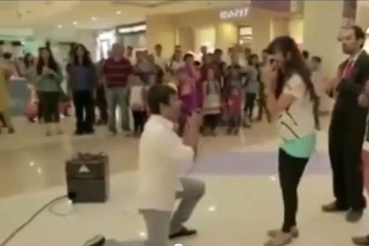 هندي يتعرض لموقف محرج عند خطبته لفتاة في احد اسواق دبي